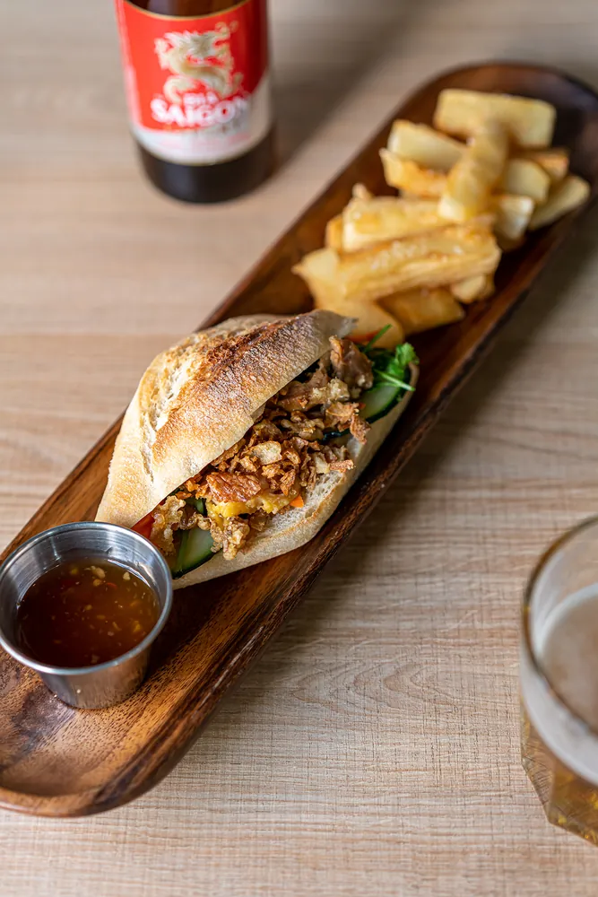 Bánh Mì + Iuca Fregida al restaurant vietnamita Kiu Nam a Barcelona